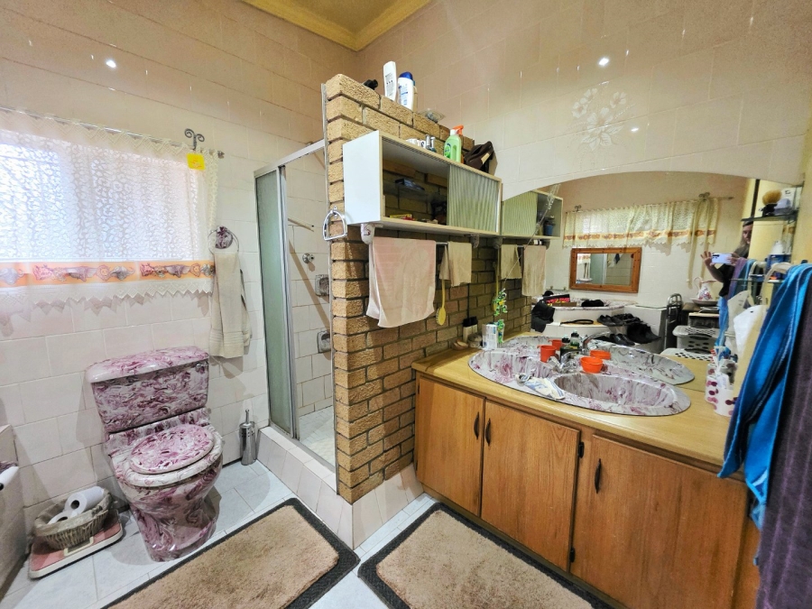 6 Bedroom Property for Sale in Brandwag Free State